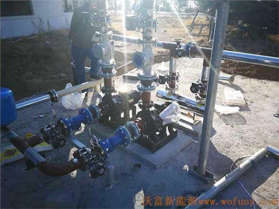 青岛德沃幼儿园空气源热泵项目施工案例地暖施工、主机施工，空气源热泵项目调试成功，项目展示实例&mdash;&mdash;空气源热泵管路连接