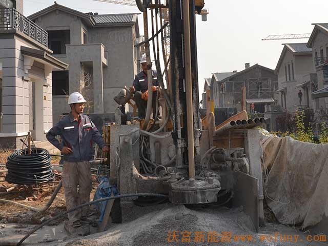 青岛长水山庄别墅小区地源热泵项目施工钻井现场图片展示———钻机施工